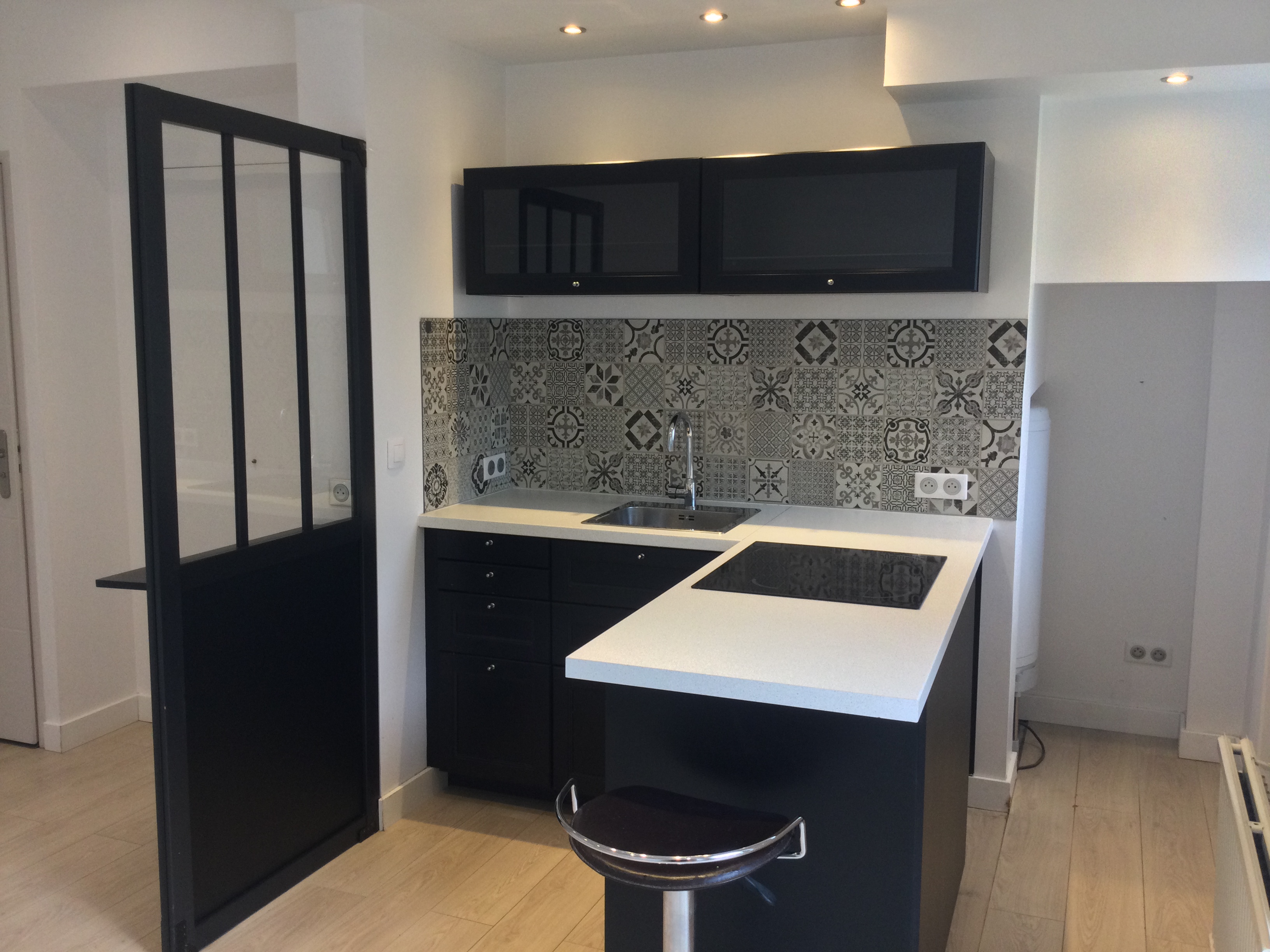 Autre vue de la cuisine noire design